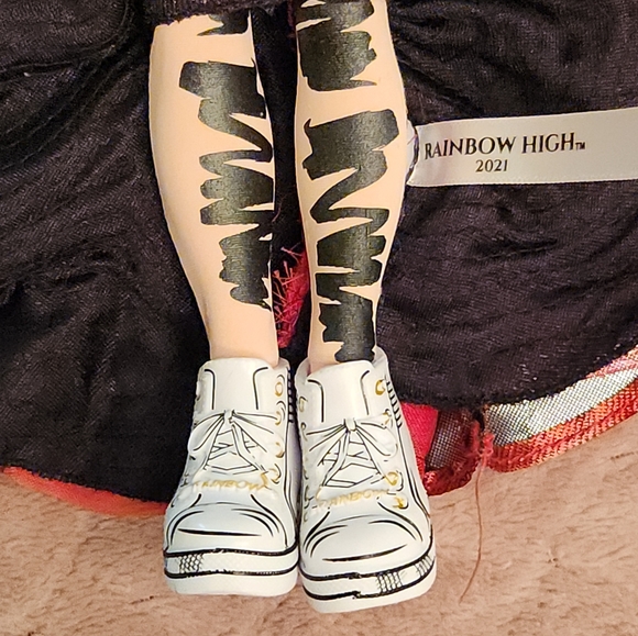 Rainbow High 2021 Jett Dawson Art of Fashion Doll w Dress, Outfit, & Accessories - Picture 12 of 13